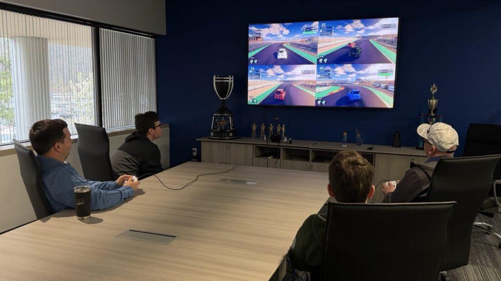 Entre as novidades do jogo de corrida iRacing Arcade nos consoles está o multiplayer em tela dividida para 4 jogadores